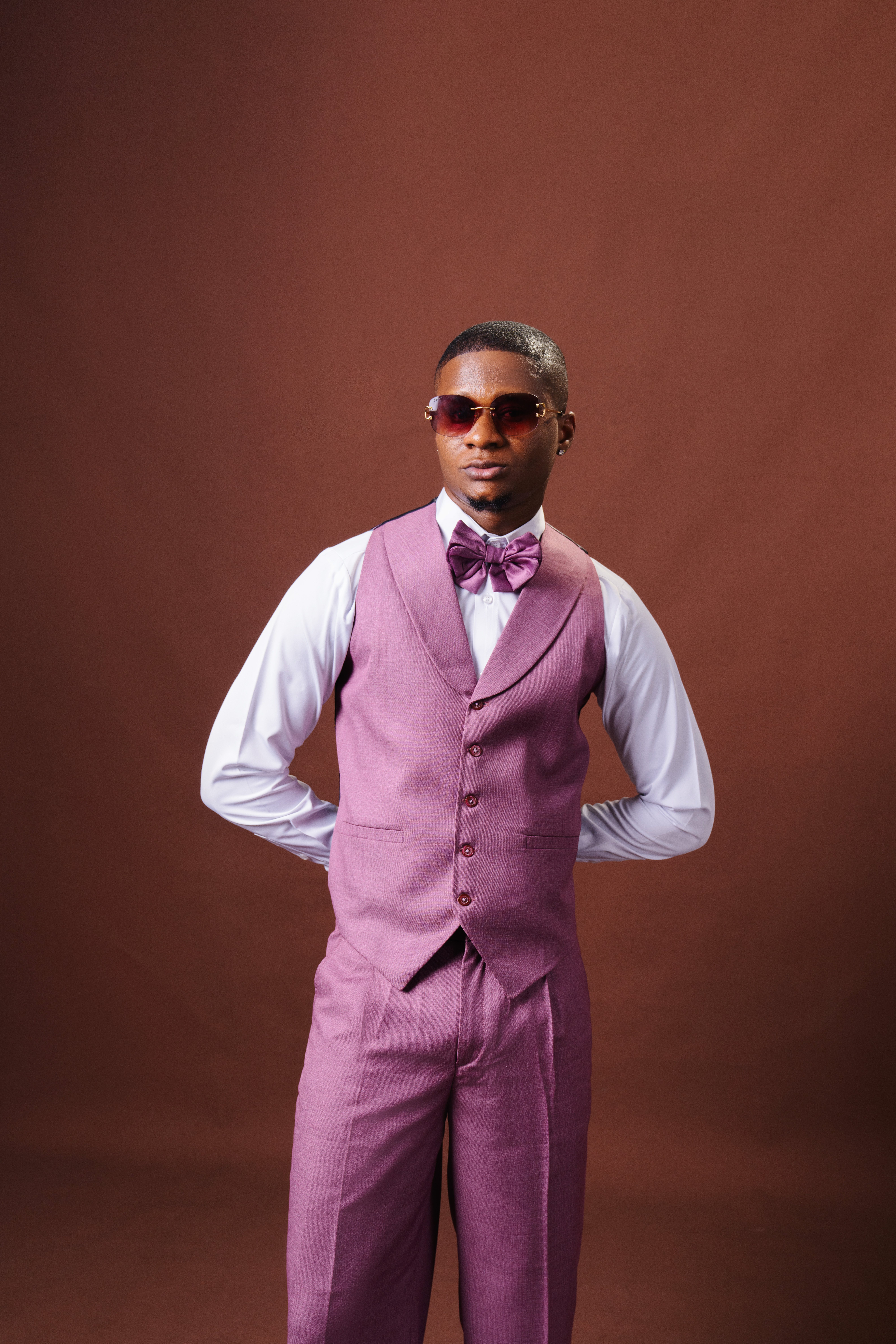 Made-to-measure trousers and shirts, cut clean for everyday and occasion.